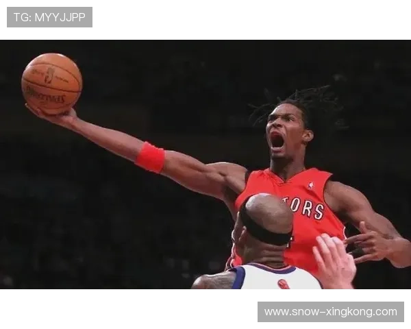 足球球星跨界挑战唱歌才华 展现运动员不同魅力与音乐激情